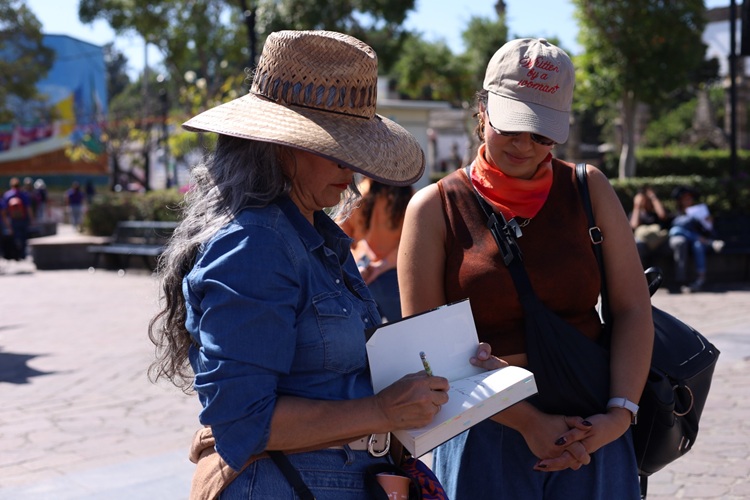 UNIDAS. La escritora asegura que le agrada que el libro sobre el feminicidio de su hermana se convierta en voces. (Foto: Michelle Vázquez) 